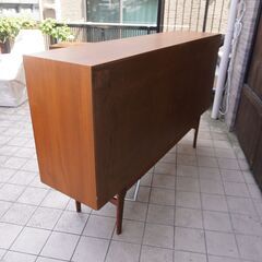 デンマーク製のチーク材を使用したサイドボードです。北欧らしいシンプルなデザインが特徴的なおしゃれなビンテージ北欧家具。存在感もありながら優しいフォルムと収納力が魅力のリビングボードです♪CH301