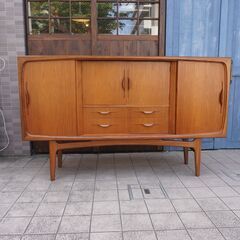 デンマーク製のチーク材を使用したサイドボードです。北欧らしいシンプルなデザインが特徴的なおしゃれなビンテージ北欧家具。存在感もありながら優しいフォルムと収納力が魅力のリビングボードです♪CH301