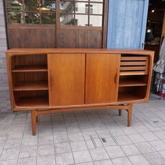 デンマーク製のチーク材を使用したサイドボードです。北欧らしいシンプルなデザインが特徴的なおしゃれなビンテージ北欧家具。存在感もありながら優しいフォルムと収納力が魅力のリビングボードです♪CH301