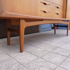 デンマーク製のチーク材を使用したサイドボードです。北欧らしいシンプルなデザインが特徴的なおしゃれなビンテージ北欧家具。存在感もありながら優しいフォルムと収納力が魅力のリビングボードです♪CH301