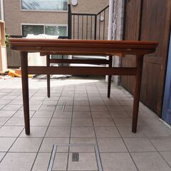 Uldum Mobelfabrik社 Johannes Andersen(ヨハネス・アンダーセン) チーク材 エクステンションダイニングテーブル！デンマーク家具のなかでも人気の高い洗練された逸品♪CH303