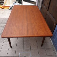 Uldum Mobelfabrik社 Johannes Andersen(ヨハネス・アンダーセン) チーク材 エクステンションダイニングテーブル！デンマーク家具のなかでも人気の高い洗練された逸品♪CH303