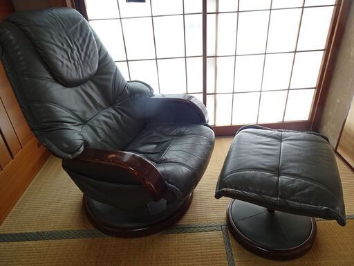 リクライニングチェア（中古　レザー？）足置き付き　椅子（高さ100cm 座面の高さ40cm 座面の幅73cm奥行き55cm)足置き（高さ40cm幅40cm)