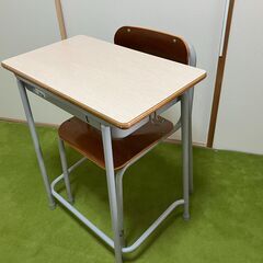 学校の椅子と机