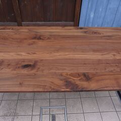 関家具発のブランドNIPPONAIRE(ニッポネア)のボート3 ウォールナット無垢材 ダイニングテーブル。シンプルな無垢×スチールのテーブルはナチュラルな北欧スタイルやインダストリアルなインテリアに。CH305