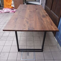 関家具発のブランドNIPPONAIRE(ニッポネア)のボート3 ウォールナット無垢材 ダイニングテーブル。シンプルな無垢×スチールのテーブルはナチュラルな北欧スタイルやインダストリアルなインテリアに。CH305