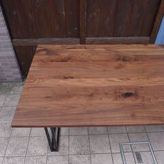 関家具発のブランドNIPPONAIRE(ニッポネア)のボート3 ウォールナット無垢材 ダイニングテーブル。シンプルな無垢×スチールのテーブルはナチュラルな北欧スタイルやインダストリアルなインテリアに。CH305