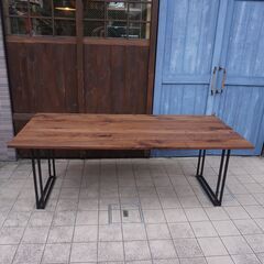 関家具発のブランドNIPPONAIRE(ニッポネア)のボート3 ウォールナット無垢材 ダイニングテーブル。シンプルな無垢×スチールのテーブルはナチュラルな北欧スタイルやインダストリアルなインテリアに。CH305