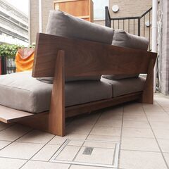 関家具発のブランドNIPPONAIRE(ニッポネア)のNUSI(ヌシ)3シーターローソファです。天井への解放感が感じられる3人掛けソファ。北欧スタイルやナチュラルテイスト、和モダンにもオススメです♪CH308