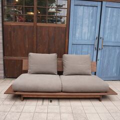 関家具発のブランドNIPPONAIRE(ニッポネア)のNUSI(ヌシ)3シーターローソファです。天井への解放感が感じられる3人掛けソファ。北欧スタイルやナチュラルテイスト、和モダンにもオススメです♪CH308