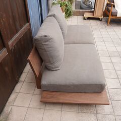 関家具発のブランドNIPPONAIRE(ニッポネア)のNUSI(ヌシ)3シーターローソファです。天井への解放感が感じられる3人掛けソファ。北欧スタイルやナチュラルテイスト、和モダンにもオススメです♪CH308