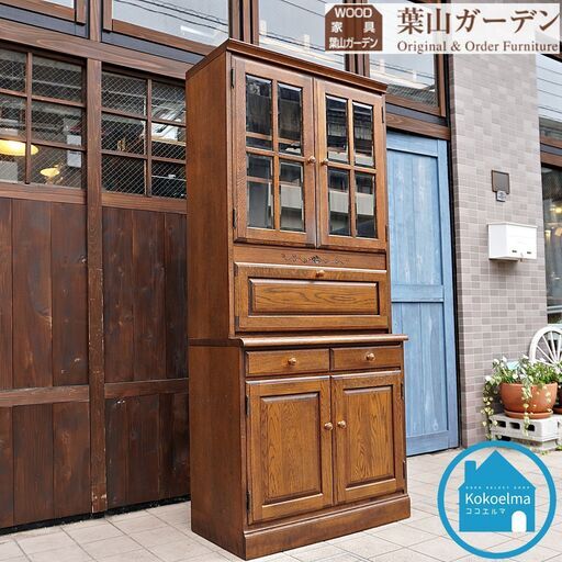 葉山ガーデン取扱いの北海道旭川家具メーカー勇峰工芸のナラ材を使用した食器棚です。アンティーク調のクラシカルで上品なデザインのカップボードは飾り棚や本棚 としてもおすすめです！CH311