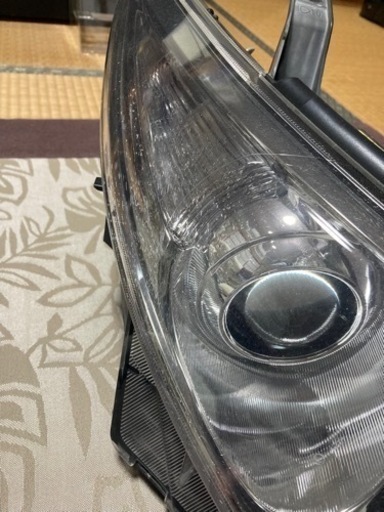 トヨタ　エスティマ　ヘッドライト右