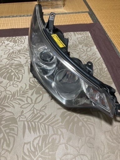 トヨタ エスティマ ヘッドライト右
