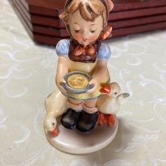 ゲーベル社　フンメル人形　girl feeding ducks ...