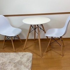 イームズチェア　リプロダクト　テーブル1つ、椅子2つ