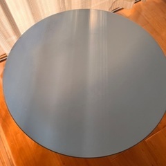 円形のローテーブル（水色）