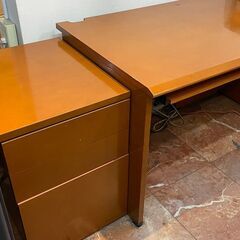 Lamex社 木製の雰囲気のある事務用机+袖机お譲りします。　　...