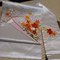 名古屋帯　銀地に刺繍　未使用に近い　