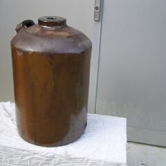 昔の醤油の壺