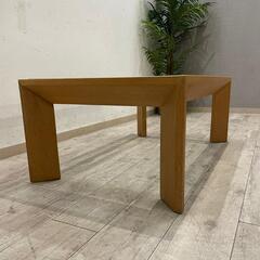 シンプルなフォルムが素敵なリビングテーブル♪オーク材