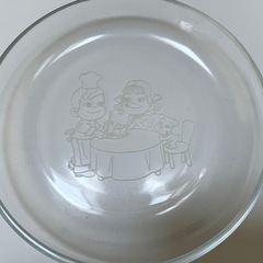 キャラクターの皿、カップ