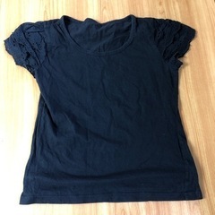 黒Tシャツ　フリル
