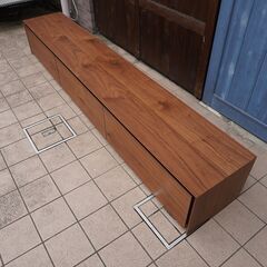 関家具発のブランドNIPPONAIRE(ニッポネア)のRAICHO(ライチョウ)ＴＶボードです。節入りウォールナット突板材のナチュラル感が魅力のローボードはカフェ風や北欧スタイルにおススメです♪CH312