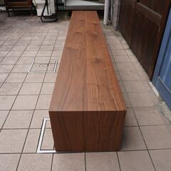 関家具発のブランドNIPPONAIRE(ニッポネア)のRAICHO(ライチョウ)ＴＶボードです。節入りウォールナット突板材のナチュラル感が魅力のローボードはカフェ風や北欧スタイルにおススメです♪CH312