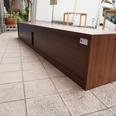 関家具発のブランドNIPPONAIRE(ニッポネア)のRAICHO(ライチョウ)ＴＶボードです。節入りウォールナット突板材のナチュラル感が魅力のローボードはカフェ風や北欧スタイルにおススメです♪CH312