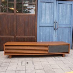 karf(カーフ)で取り扱われていたPlatt(プラット)シリーズのウォールナット材テレビボードです。ルーバーとストーン仕様の前板がアクセントのローボードは北欧スタイルや和モダンなどに。/広松木工CH332