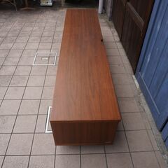 karf(カーフ)で取り扱われていたPlatt(プラット)シリーズのウォールナット材テレビボードです。ルーバーとストーン仕様の前板がアクセントのローボードは北欧スタイルや和モダンなどに。/広松木工CH332