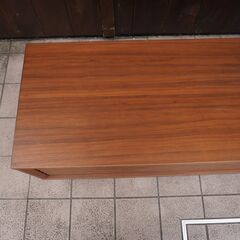 karf(カーフ)で取り扱われていたPlatt(プラット)シリーズのウォールナット材テレビボードです。ルーバーとストーン仕様の前板がアクセントのローボードは北欧スタイルや和モダンなどに。/広松木工CH332