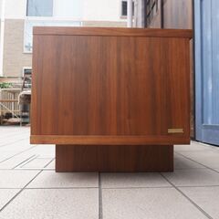 karf(カーフ)で取り扱われていたPlatt(プラット)シリーズのウォールナット材テレビボードです。ルーバーとストーン仕様の前板がアクセントのローボードは北欧スタイルや和モダンなどに。/広松木工CH332