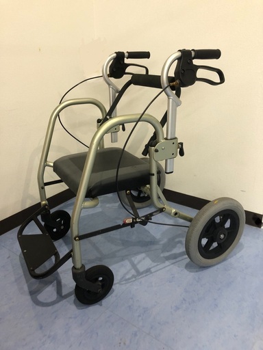 歩行器と車椅子の一台二役！カナヤママシナリーの歩行器　定価約７万円