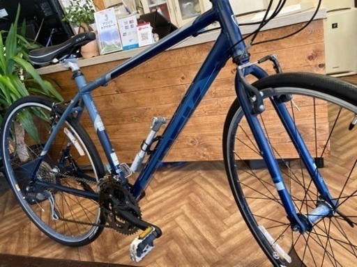 【TREK WINGRA タイヤ・チューブ新品！】アルミフレーム　24段変速　700×28c クロスバイク　マットダークブルー TREK WINGRA タイヤ・チューブ新品！】アルミフレーム 24段変速 700