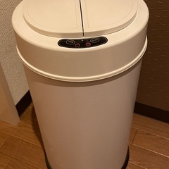 【成約済】センサー開閉 ゴミ箱 スチール ホワイト 電池式