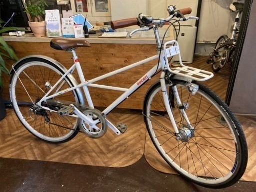 【タイヤ新品！LEDオートライト】700×25c7段変速　クロスバイク　白 タイヤ新品！LEDオートライト】700×25c7段変速 クロスバイク 白