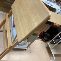 机と椅子のセット(どちらも折り畳みできます)