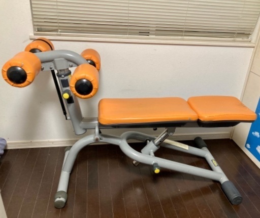 テクノジムの腹筋用トレーニングマシン