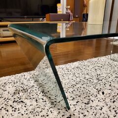 BO CONCEPT 曲げガラスのサイドテーブル極美品　千葉県市原/近隣ならお届け◯