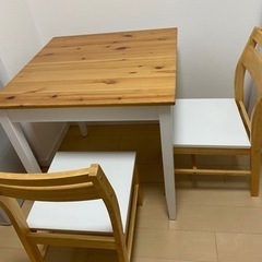 IKEAテーブルとニトリ椅子