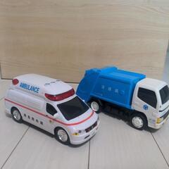 おもちゃ：救急車とゴミ収集車