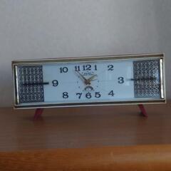 昭和レトロ置時計とブリキトレー