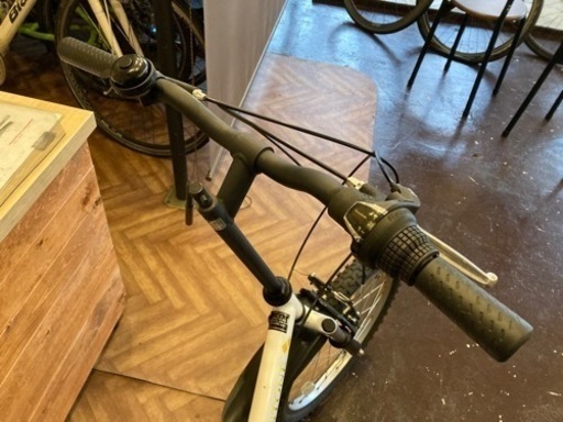 【前後サスペンション付き】6段変速　20インチ折りたたみ自転車　ホワイト