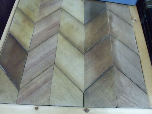 昔の床材です、30年から40年ほど前のものかと思い