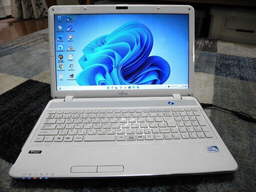 女性に人気のホワイト  Windows11 ソフト多数　（返品可）