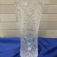 ガラス花瓶　繊細なカット模様のフラワーベース