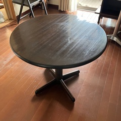 木製の円テーブル