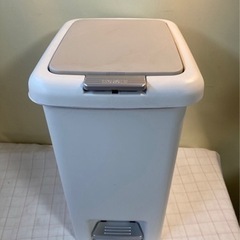 ゴミ箱　足踏みペダル付き　容量不明　ホワイト　小型ゴミ箱